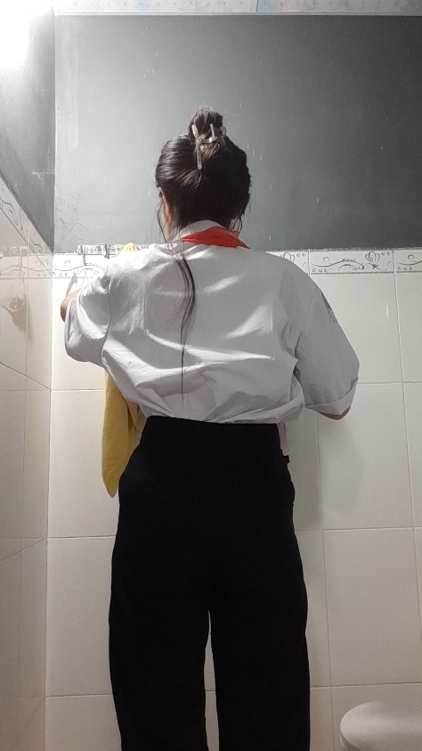 Bé Khăn quàng đỏ cởi đồ, đi đái